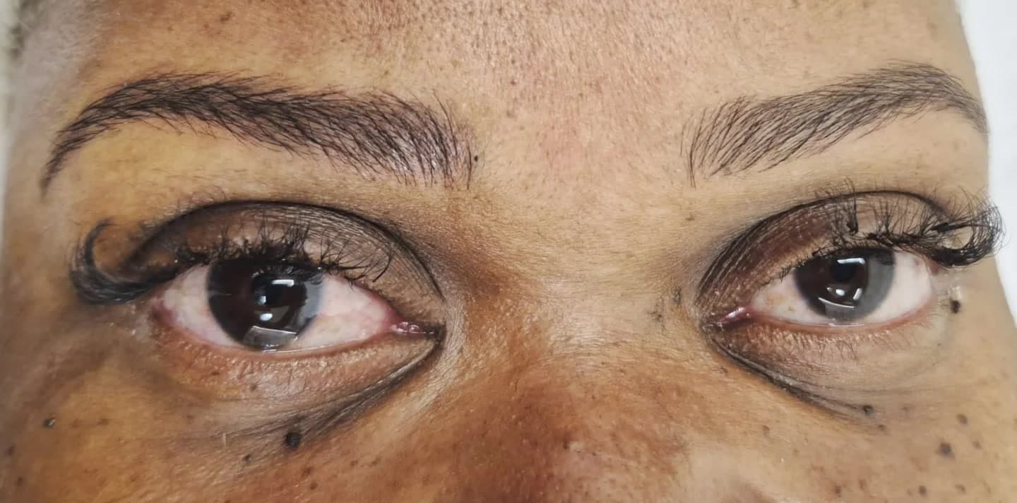 Depois — micropigmentação de sobrancelhas em pele negra